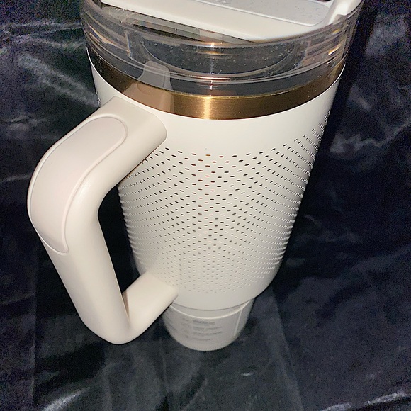 Stanley x Calia - 40oz Flowstate Quencher H2.0 Tumbler. Color: (Oat Milk) *NEW* - Picture 14 of 15